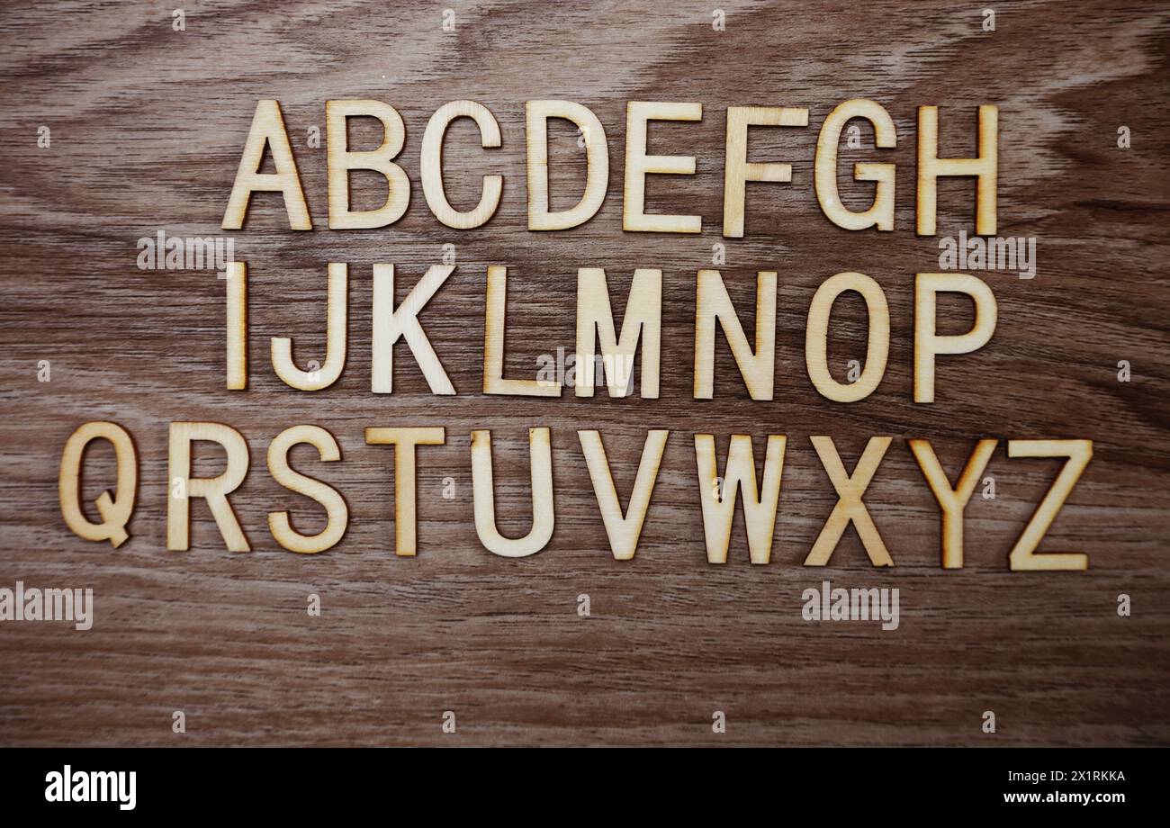 A-Z-Alphabet auf hölzernem Hintergrund Stockfoto