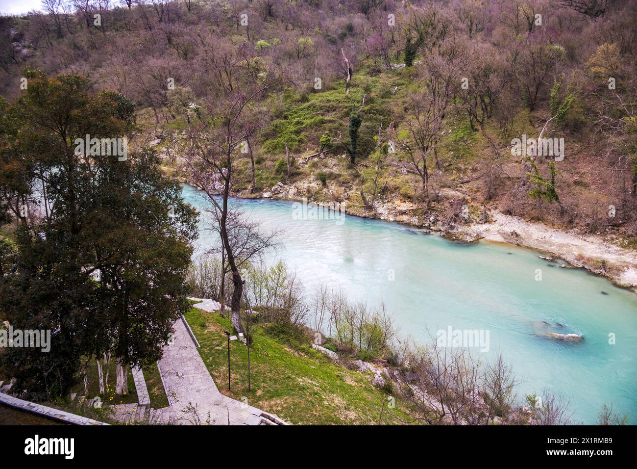 Blick auf einen fließenden Fluss von oben Stockfoto