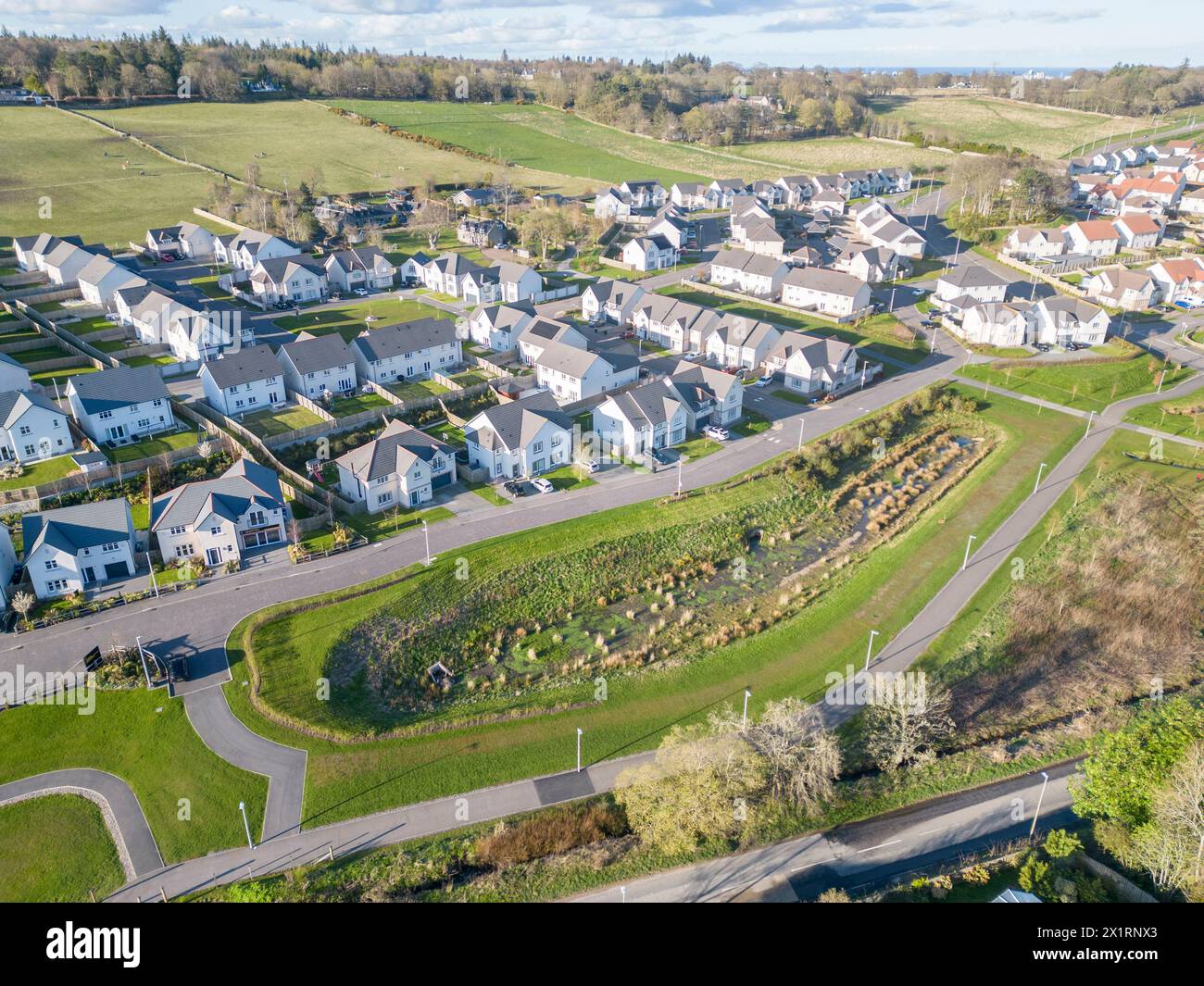 Nachhaltiges städtisches Entwässerungssystem, Suds zur Vermeidung von Sturzfluten und Überflutungen bei der Abwasserentsorgung. Cala Homes Cults Aberdeen Drohne Bild. Stockfoto