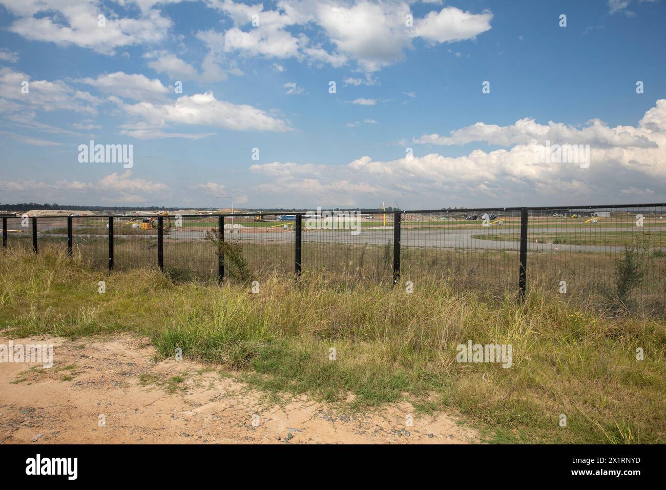 WESTERN Sydney International Airport, Nancy-Bird Walton, Bauarbeiten jenseits der Umzäunung, Flughafen soll 2026 eröffnet werden, Sydney Stockfoto