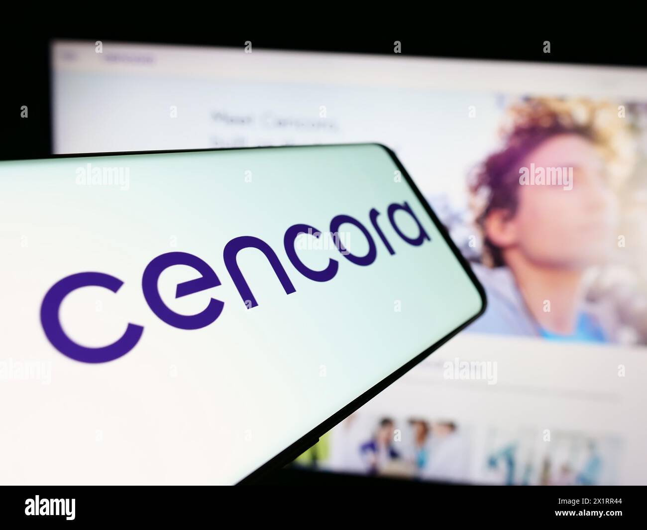 Mobiltelefon mit Logo des amerikanischen Arzneimittelgroßhandelsunternehmens Cencora Inc. Vor der Business-Website. Fokussieren Sie sich auf die linke Mitte des Telefondisplays. Stockfoto