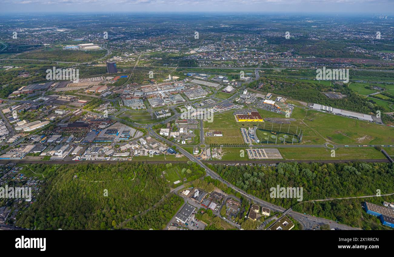 Luftbild, Westfield Centro sternförmiges Einkaufszentrum, Gesamtansicht neue Mitte mit Gasometer am Rhein-Herne-Kanal mit Fluss Emscher und Autobahn A42, Borbeck, Oberhausen, Ruhrgebiet, Nordrhein-Westfalen, Deutschland ACHTUNGxMINDESTHONORARx60xEURO *** Luftansicht, Westfield Centro sternförmiges Einkaufszentrum, allgemeine Ansicht neue Mitte mit Gasometer am Rhein-Herne-Kanal mit Emscher und Autobahn A42, Borbeck, Oberhausen, Ruhrgebiet, Nordrhein-Westfalen, Deutschland ATTENTIONxMINDESTHONORARx60xEURO Stockfoto