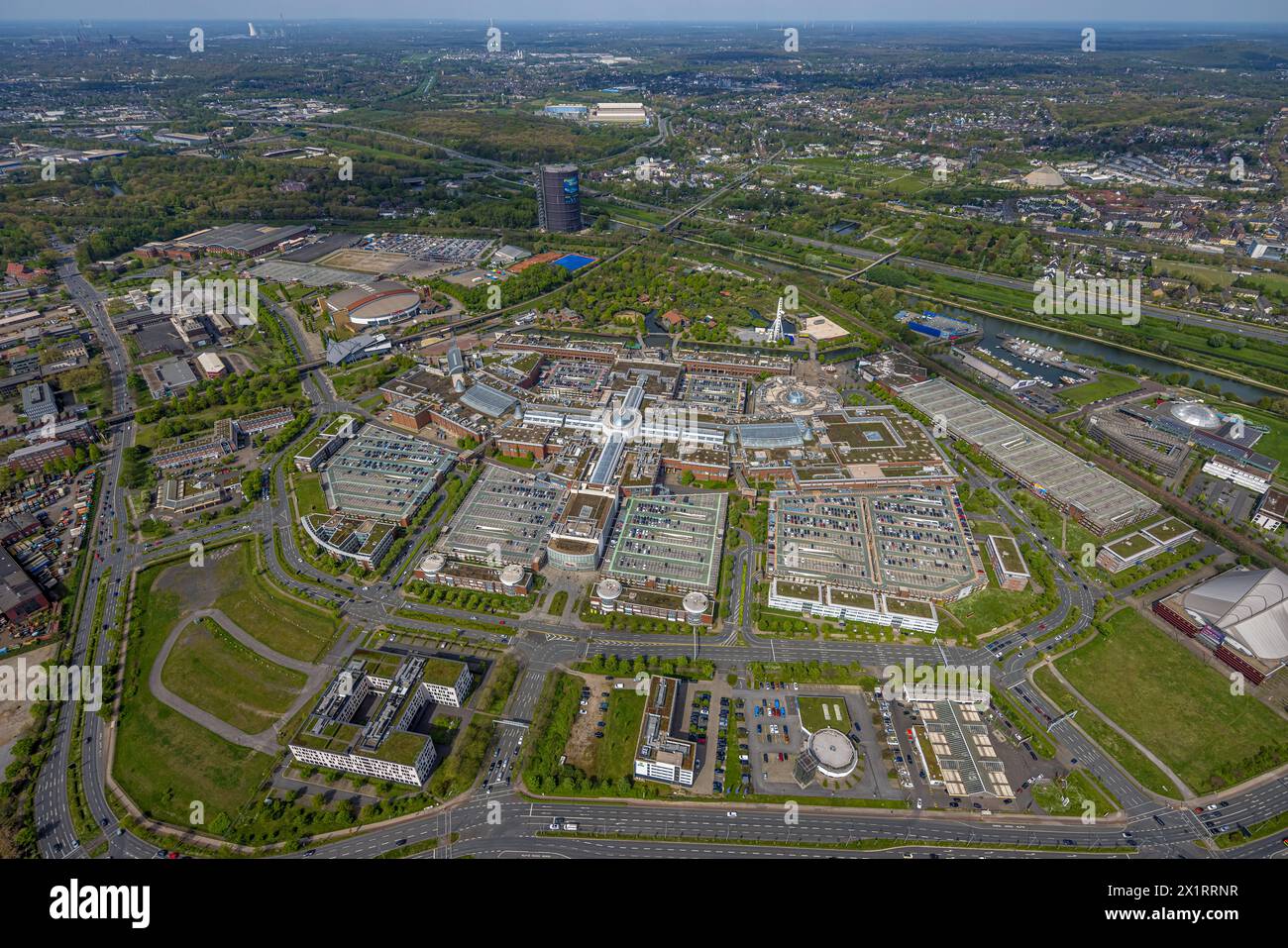 Luftbild, Westfield Centro sternförmiges Einkaufszentrum, Gesamtansicht neue Mitte mit Gasometer am Rhein-Herne-Kanal mit Fluss Emscher und Autobahn A42, Borbeck, Oberhausen, Ruhrgebiet, Nordrhein-Westfalen, Deutschland ACHTUNGxMINDESTHONORARx60xEURO *** Luftansicht, Westfield Centro sternförmiges Einkaufszentrum, allgemeine Ansicht neue Mitte mit Gasometer am Rhein-Herne-Kanal mit Emscher und Autobahn A42, Borbeck, Oberhausen, Ruhrgebiet, Nordrhein-Westfalen, Deutschland ATTENTIONxMINDESTHONORARx60xEURO Stockfoto