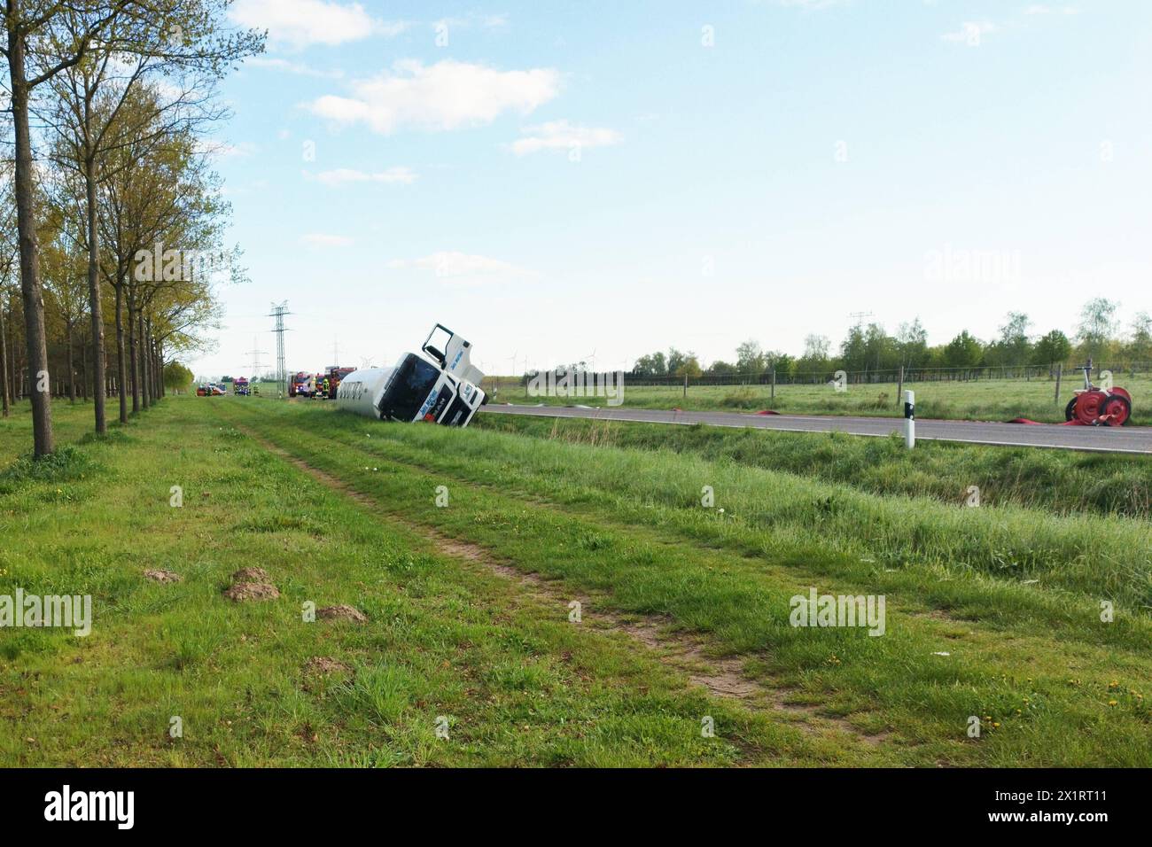 REKORDDATUM NICHT ANGEGEBEN 18.04.2024, Brandenburg, Nauen Tanklaster mit tausenden Litern Benzin E10 nahe OT Gohlitz umgekippt, Feuerwehr mit Gefahrschutzeinheit stellt den Brandschutz sicher, Vollsperrung der Landstraße 91. *** 18 04 2024, Brandenburg, Nauen Tankwagen mit Tausenden von Litern E10-Benzin umkippt bei OT Gohlitz, Feuerwehr mit Gefahrenschutzgerät sorgt für Brandschutz, vollständige Sperrung der Autobahn 91 Stockfoto