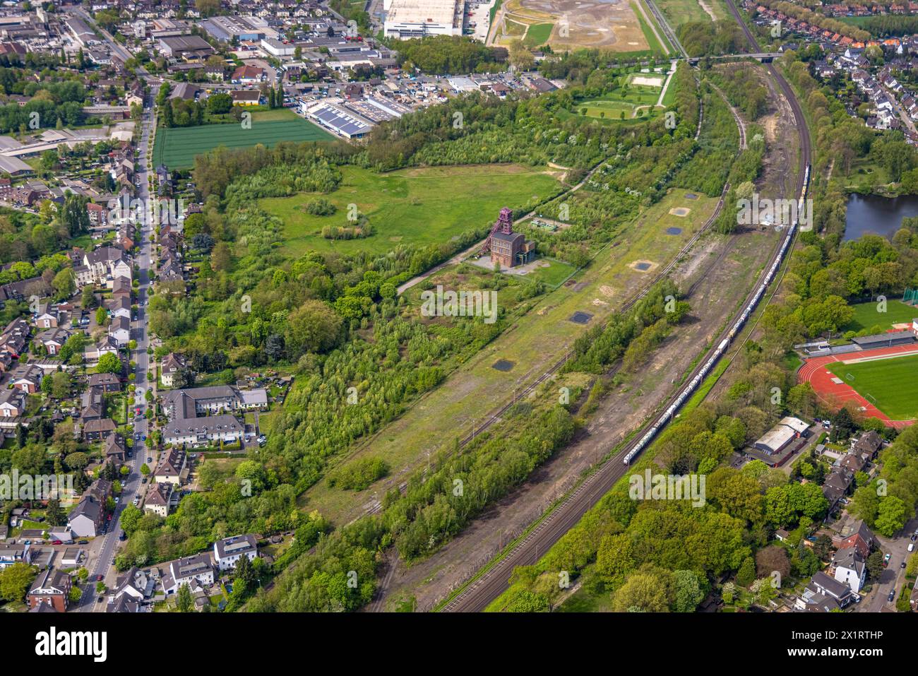 Luftbild, historisches Zechenfördergerüst Schacht 1 Zeche Sterkrade, Bahngleise und Güterzug, Schwarze Heide, Oberhausen, Ruhrgebiet, Nordrhein-Westfalen, Deutschland ACHTUNGxMINDESTHONORARx60xEURO *** Luftaufnahme, historischer Grubenkopfrahmen Sterkrade Schacht 1, Gleise und Güterzug, Schwarze Heide, Oberhausen, Ruhrgebiet, Nordrhein-Westfalen, Deutschland ATTENTIONxMINDESTHONORARx60xEURO Stockfoto