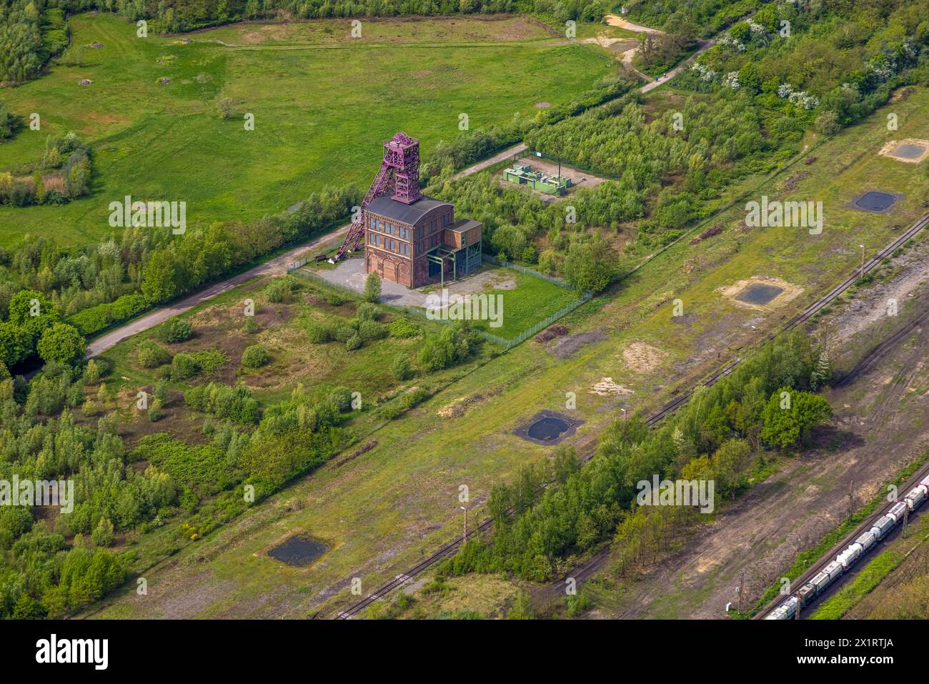 Luftbild, historisches Zechenfördergerüst Schacht 1 Zeche Sterkrade, Bahngleise und Güterzug, Schwarze Heide, Oberhausen, Ruhrgebiet, Nordrhein-Westfalen, Deutschland ACHTUNGxMINDESTHONORARx60xEURO *** Luftaufnahme, historischer Grubenkopfrahmen Sterkrade Schacht 1, Gleise und Güterzug, Schwarze Heide, Oberhausen, Ruhrgebiet, Nordrhein-Westfalen, Deutschland ATTENTIONxMINDESTHONORARx60xEURO Stockfoto