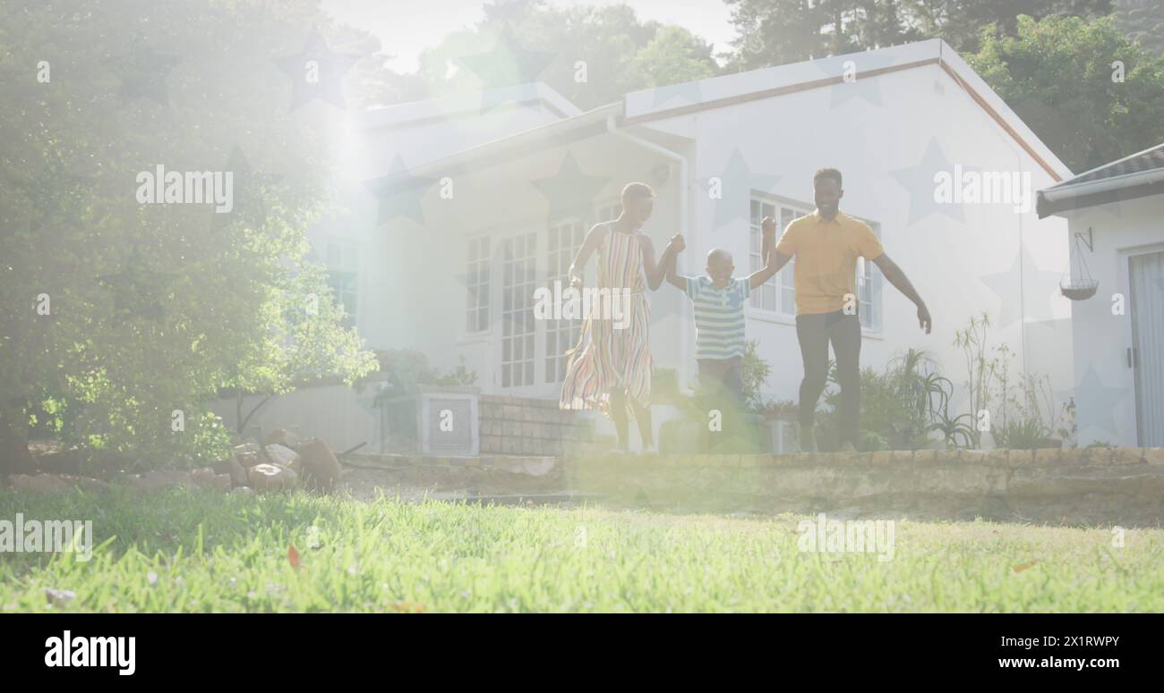 Afroamerikanische Familie geht draußen und hält die Hände Stockfoto