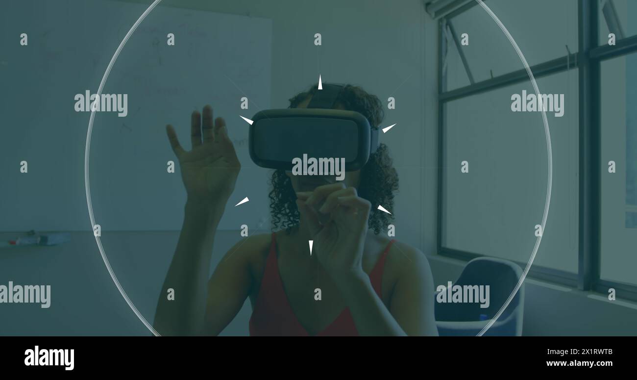 Birassische Frau mittleren Alters mit VR-Headset erkundet den digitalen Bereich Stockfoto