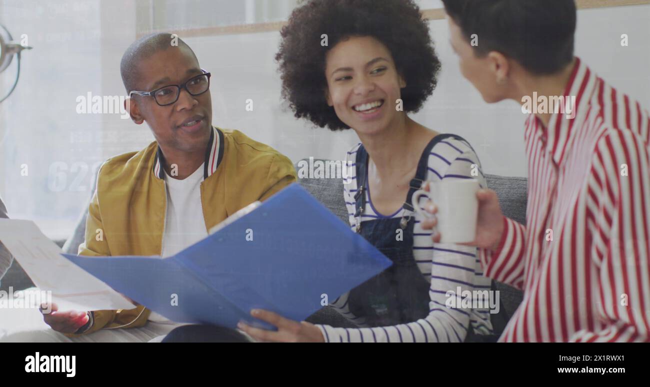 Verschiedene Teams diskutieren Geschäftspapiere und tauschen Ideen aus Stockfoto