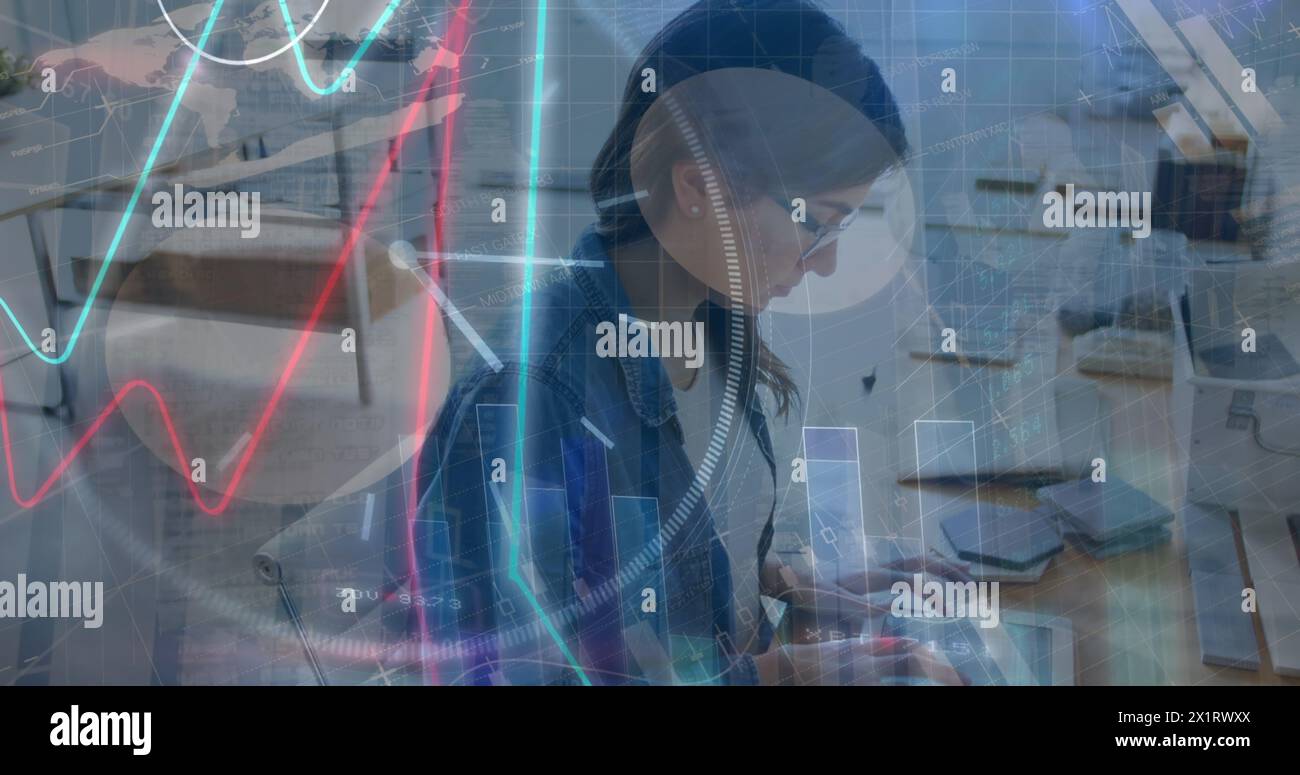 Kaukasische Köchin in weißer Kochuniform, untersucht eine Tablette Stockfoto