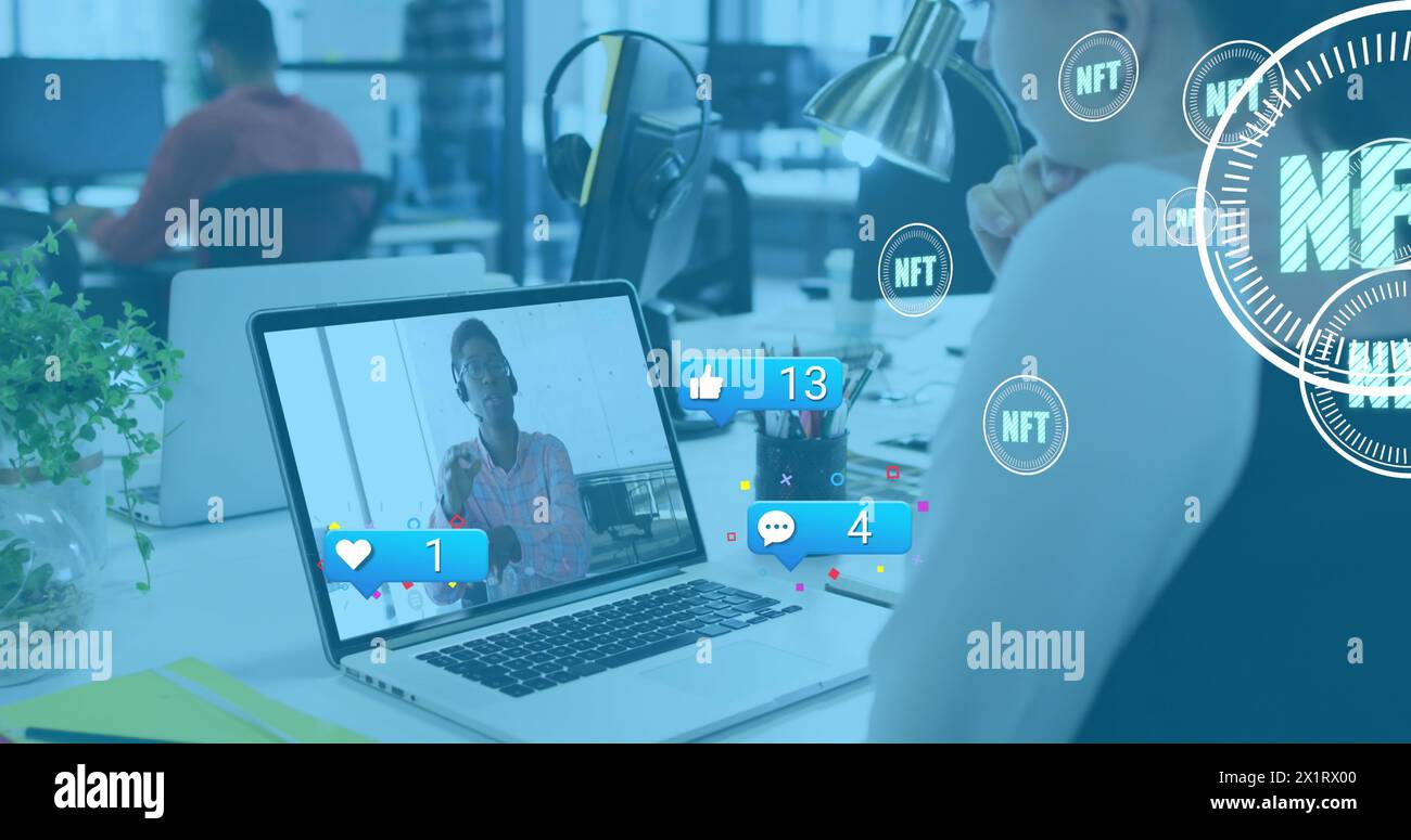 Afroamerikanischer Kollege, der Kopfhörer trägt und sich auf den Laptop-Bildschirm konzentriert Stockfoto