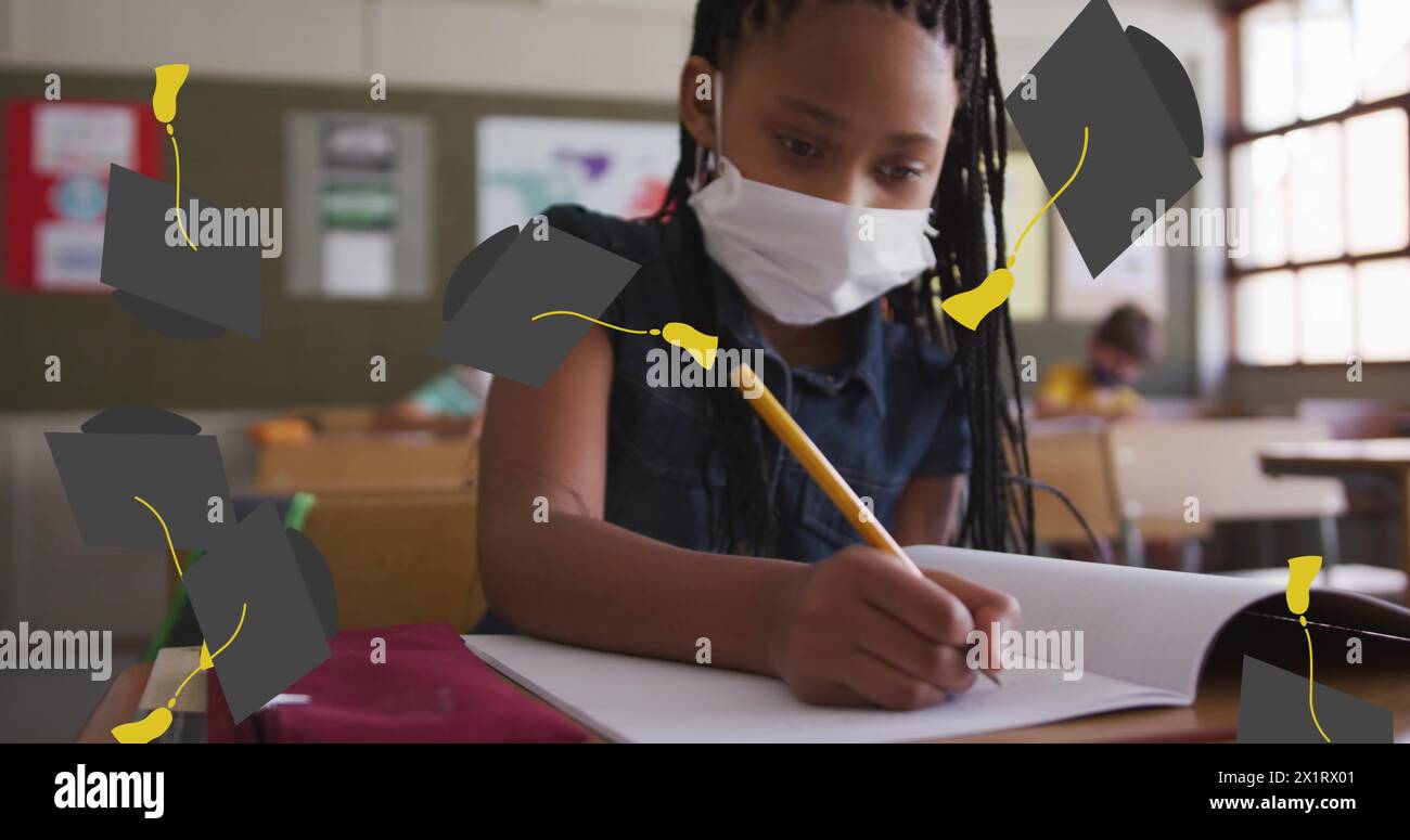In der Schule schreibt ein afroamerikanischer Schüler mit Maske Stockfoto