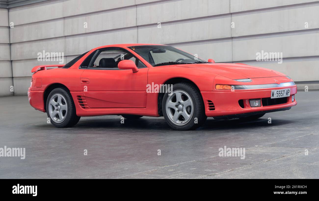 Bilbao, Spanien, 11. November 2023: Mitsubishi 3000GT (GTO), Serie 1 (alias Dodge Stealth) in Parkhaus Stockfoto