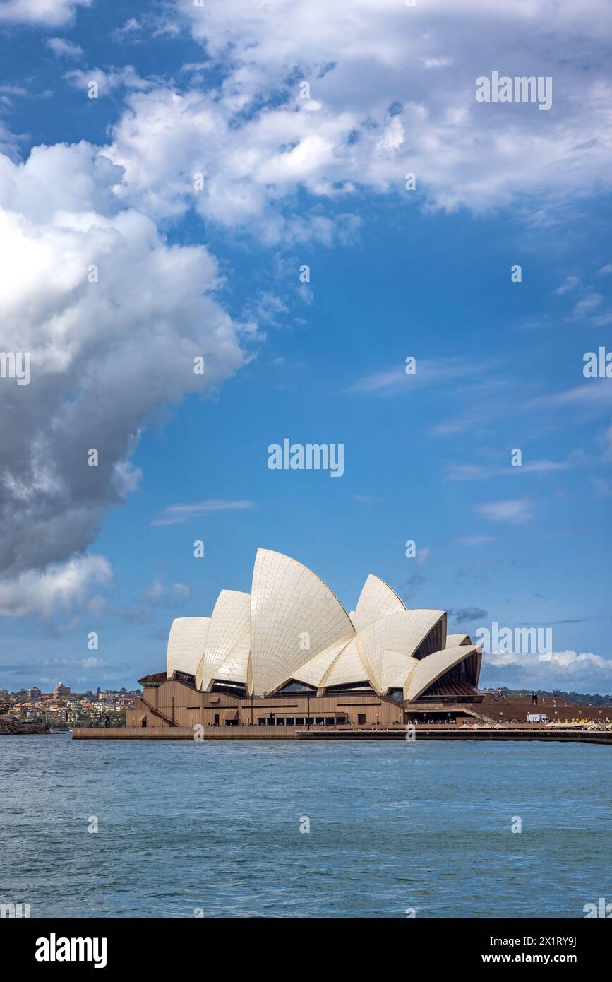 Sydney, Australien - 8. Februar 2023: Das legendäre Sydney Opera House, vertikale Aufnahme gegen den Sommerhimmel. Ein Veranstaltungsort für Aufführungen in Port Jackson, Sydney, OP Stockfoto