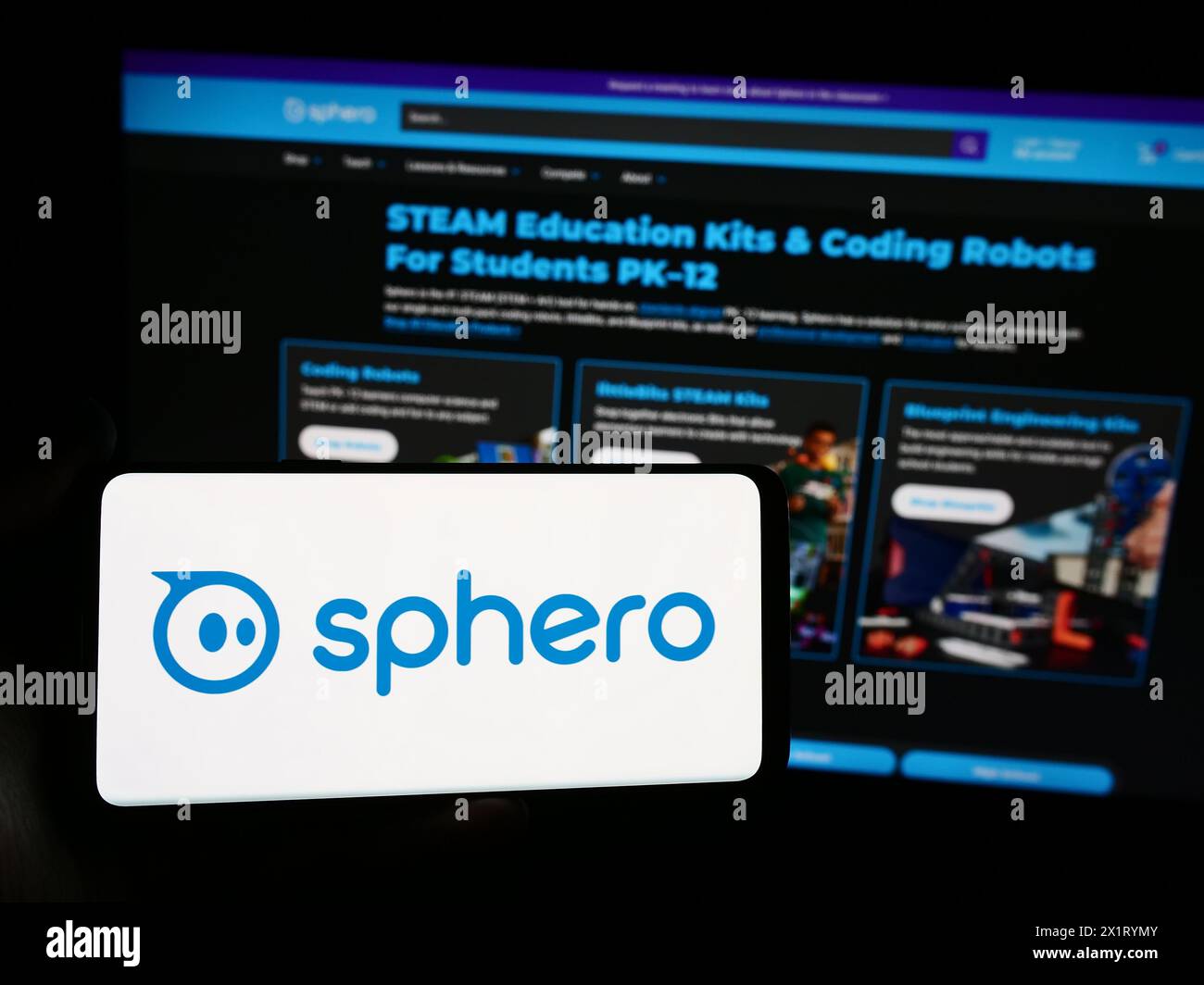 Person mit Smartphone und Logo des US-amerikanischen Unternehmens für Bildungstechnologie Sphero Inc. Vor der Website. Schwerpunkt auf dem Display des Telefons. Stockfoto