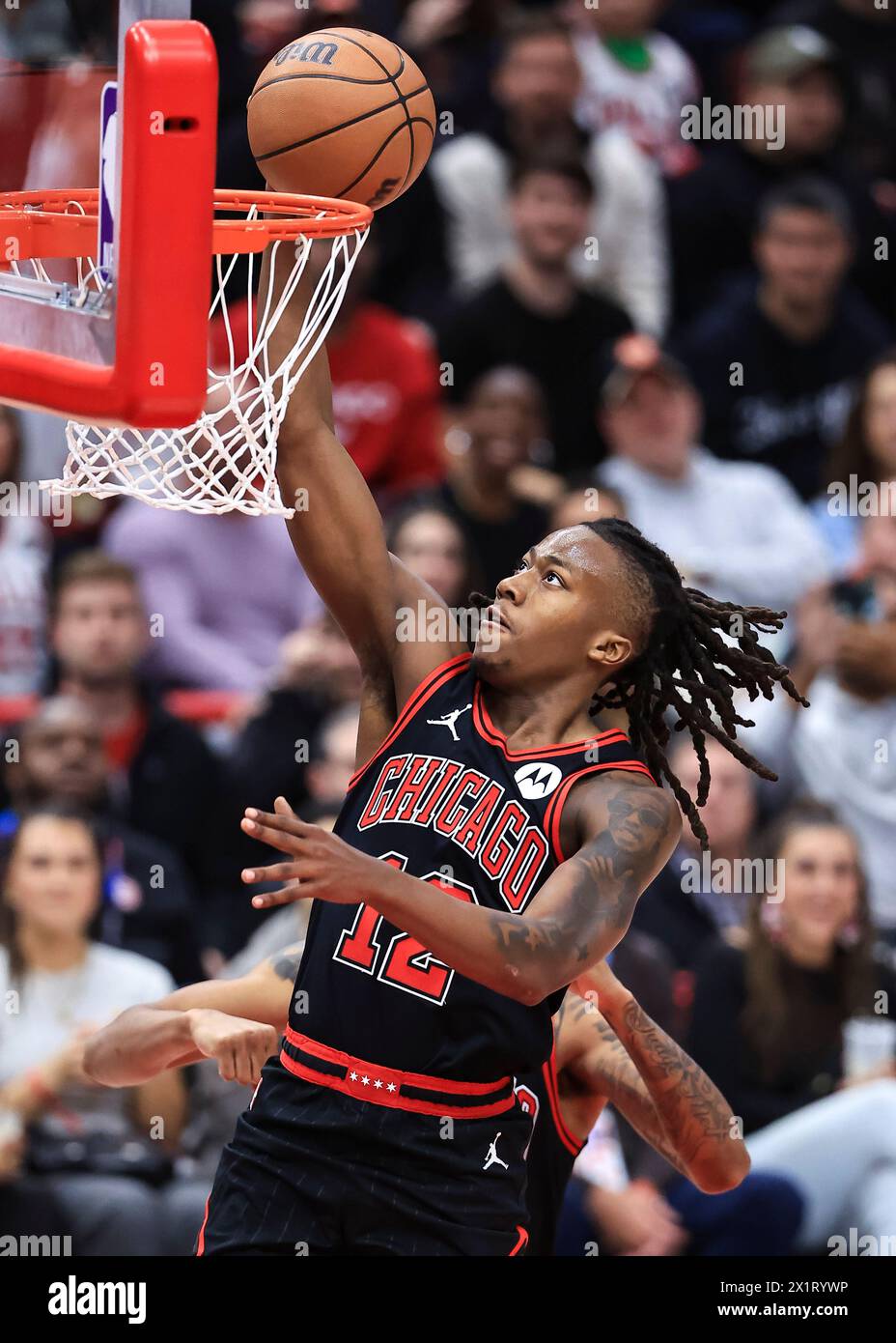 Chicago, USA. April 2024. Ayo Dosunmu von Chicago Bulls dunks während des NBA-Play-in-Spiels zwischen Atlanta Hawks und Chicago Bulls am 17. April 2024 in Chicago, USA. Quelle: Joel Lerner/Xinhua/Alamy Live News Stockfoto