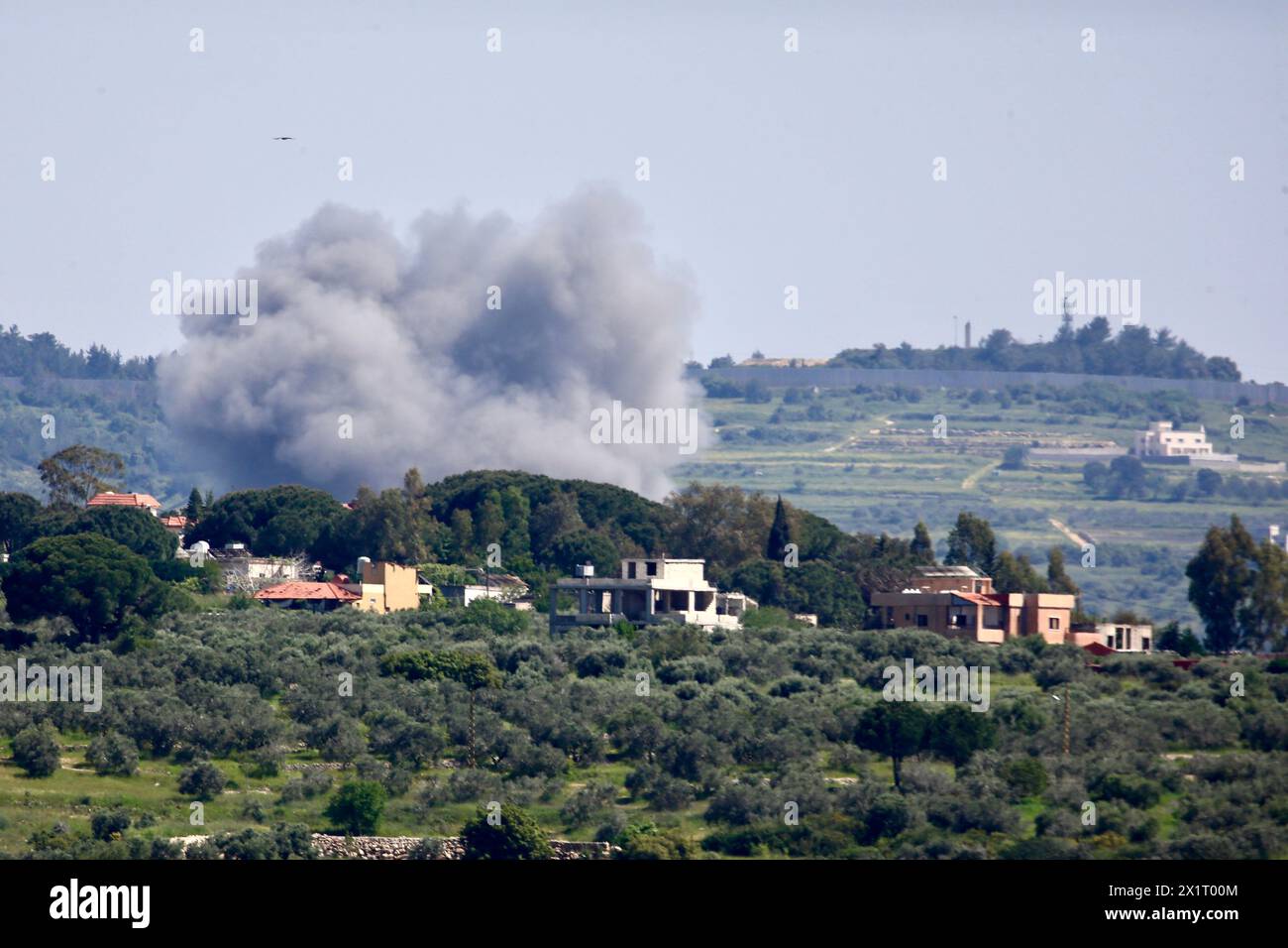 Chama. April 2024. Dieses Foto vom 17. April 2024 zeigt den Rauch, der durch einen israelischen Streik in Yarine im Libanon verursacht wurde. Ein Zivilist wurde verletzt und mehrere Häuser wurden am Mittwoch bei einer Reihe israelischer Luftangriffe auf Gebiete im Ost- und Südlibanon zerstört, sagten libanesische Militärquellen gegenüber Xinhua. Quelle: Ali Hashisho/Xinhua/Alamy Live News Stockfoto