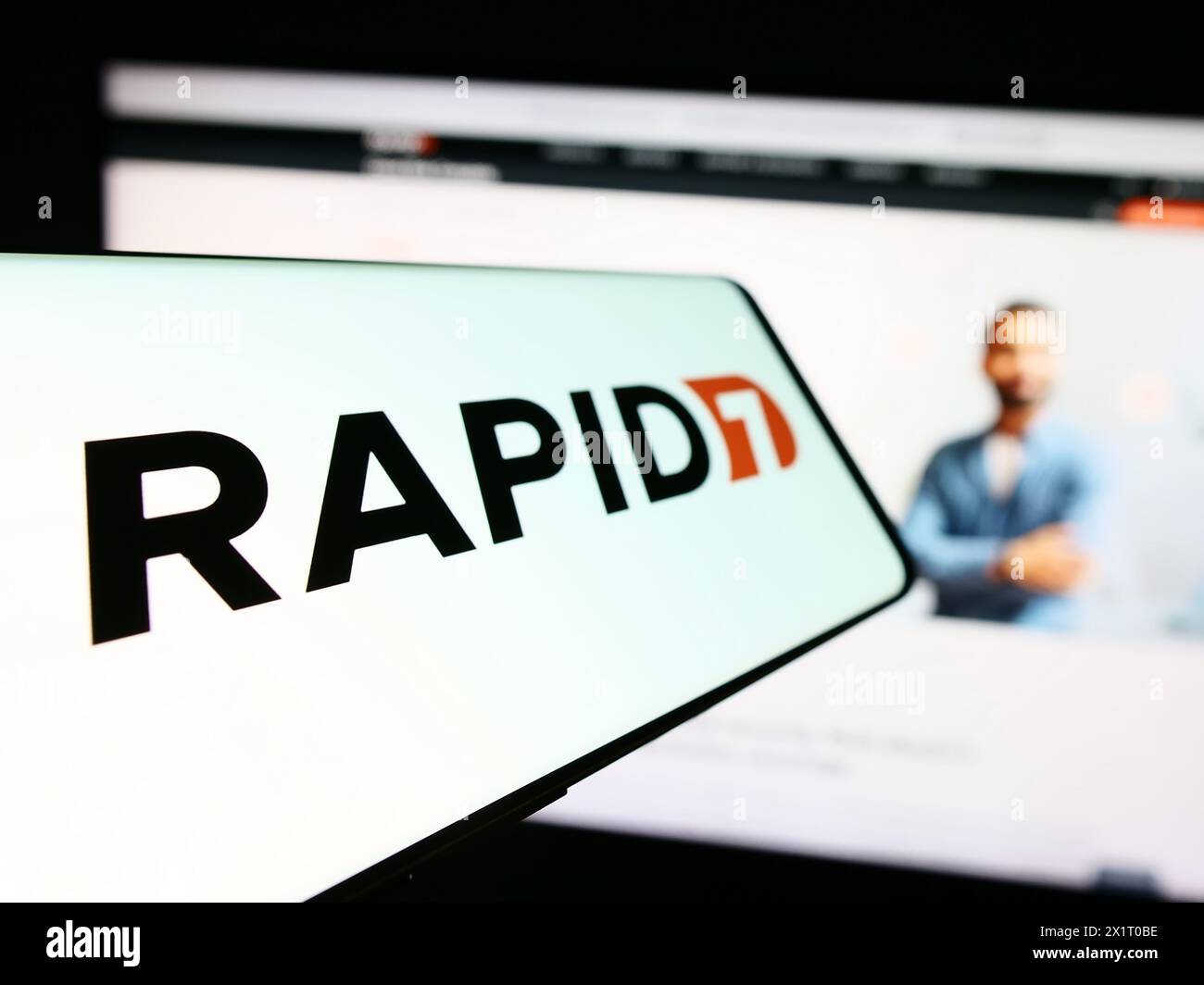 Smartphone mit Logo des amerikanischen Cybersicherheitsunternehmens Rapid7 vor der Business-Website. Fokus auf der linken Seite des Telefondisplays. Stockfoto