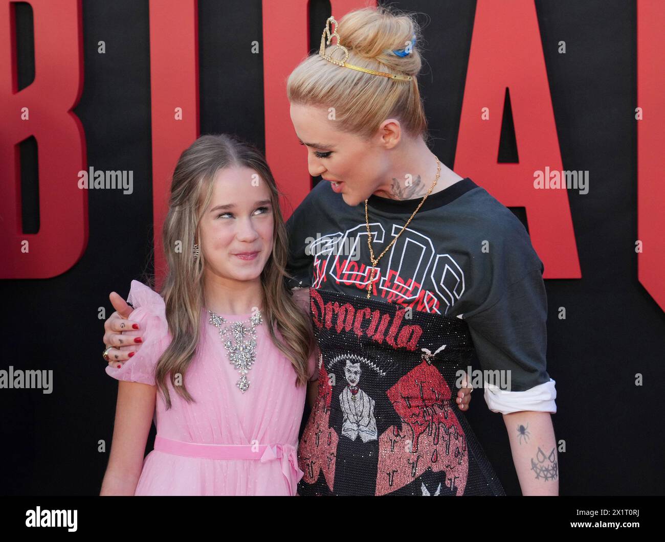 Los Angeles, USA. April 2024. (L-R) Alisha Weir und Kathryn Newton bei der Premiere der Universal Pictures ABIGAIL Los Angeles im Regency Village Theatre in Westwood, KALIFORNIEN, am Mittwoch, den 17. April 2024. (Foto: Sthanlee B. Mirador/SIPA USA) Credit: SIPA USA/Alamy Live News Stockfoto