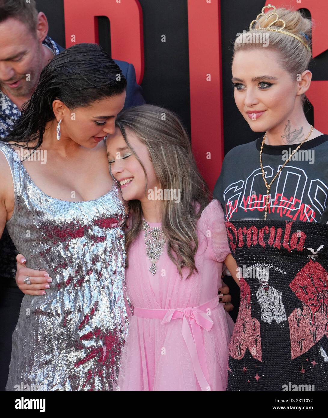 Los Angeles, USA. April 2024. (L-R) Melissa Barrera, Alisha Weir und Kathryn Newton bei der Premiere der Universal Pictures ABIGAIL Los Angeles im Regency Village Theatre in Westwood, KALIFORNIEN, am Mittwoch, den 17. April 2024. (Foto: Sthanlee B. Mirador/SIPA USA) Credit: SIPA USA/Alamy Live News Stockfoto
