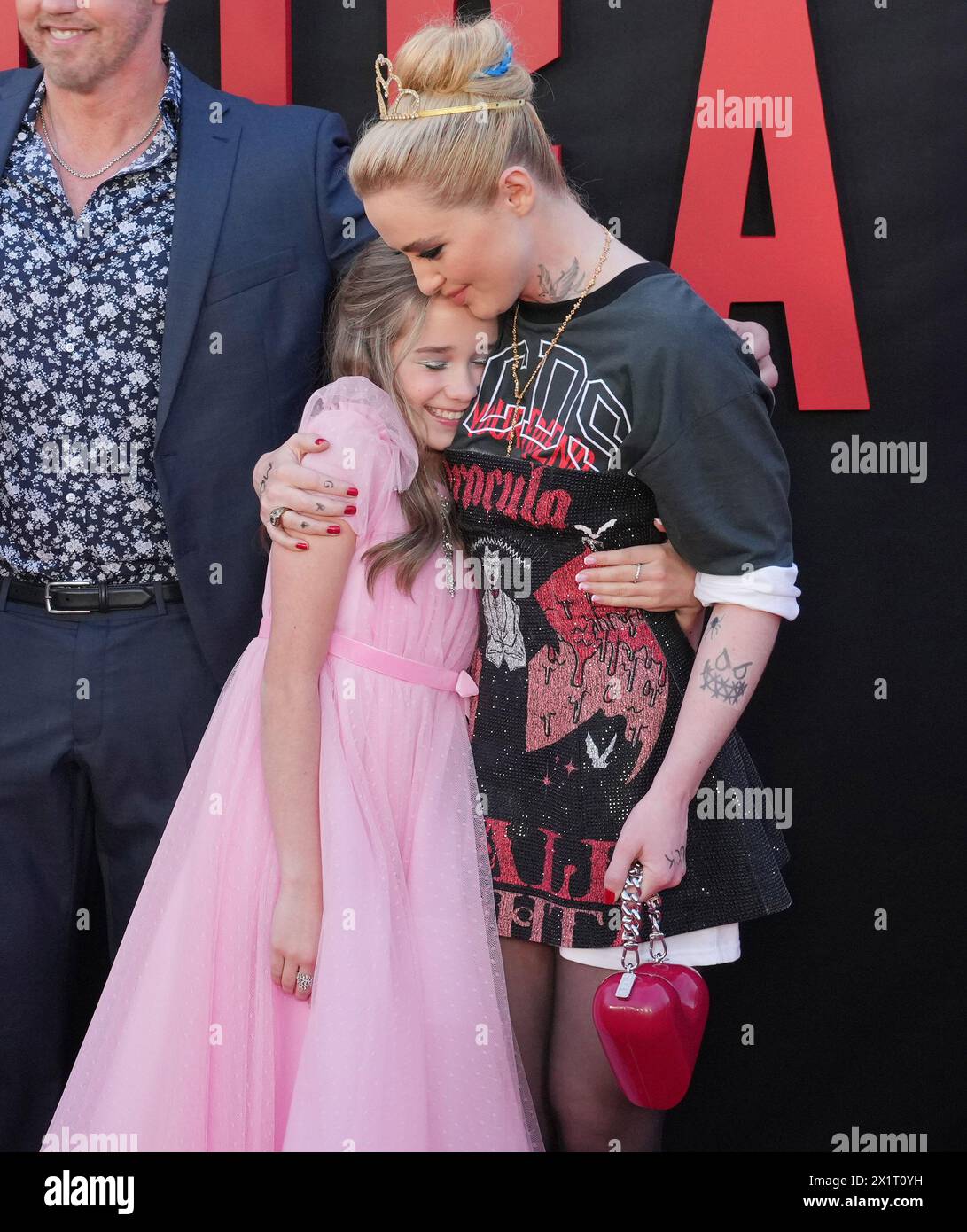 Los Angeles, USA. April 2024. (L-R) Alisha Weir und Kathryn Newton bei der Premiere der Universal Pictures ABIGAIL Los Angeles im Regency Village Theatre in Westwood, KALIFORNIEN, am Mittwoch, den 17. April 2024. (Foto: Sthanlee B. Mirador/SIPA USA) Credit: SIPA USA/Alamy Live News Stockfoto