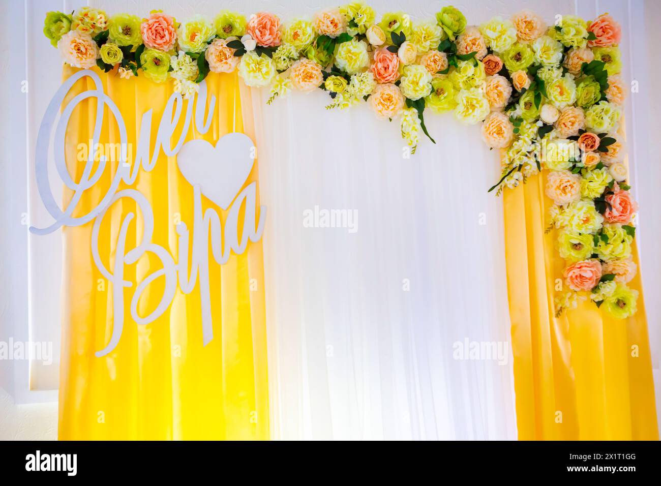 Registrierung eines Hochzeits- oder Bankettsaals in Gelbtönen Stockfoto