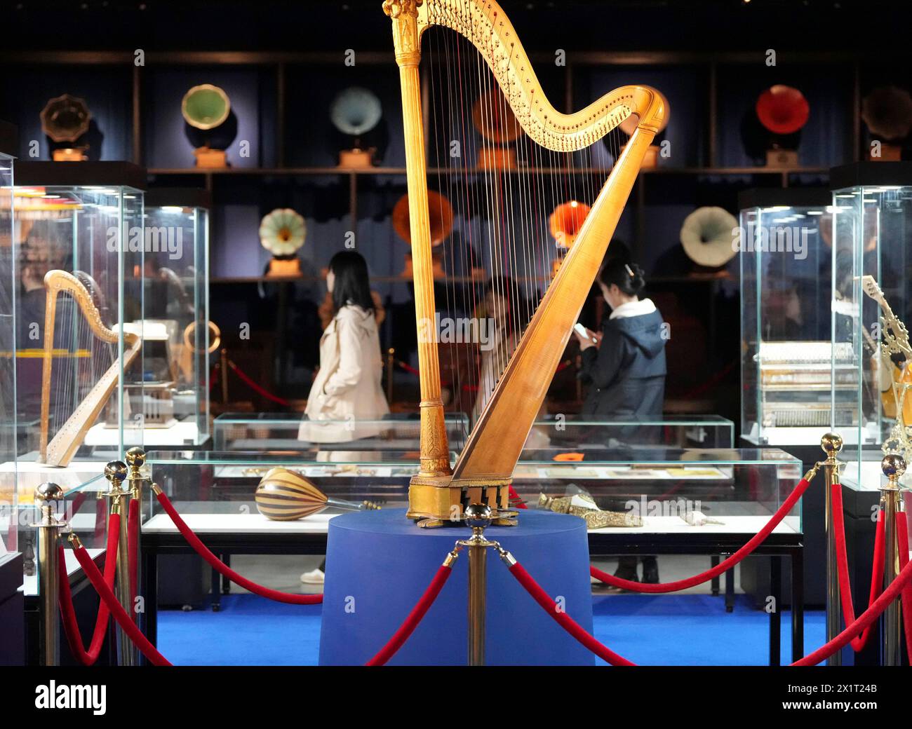 Dalian, Chinas Provinz Liaoning. April 2024. Touristen besuchen ein Museum mit chinesischen und westlichen Musikkulturen in Dalian, nordöstlicher Provinz Liaoning, 16. April 2024. Quelle: Li Gang/Xinhua/Alamy Live News Stockfoto