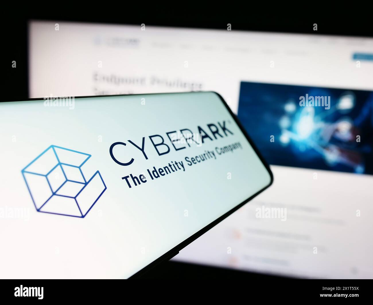 Smartphone mit Logo des amerikanischen Identitätssicherheitsunternehmens CyberArk Software Inc. Vor der Website. Fokussieren Sie sich auf die linke Mitte des Telefondisplays. Stockfoto