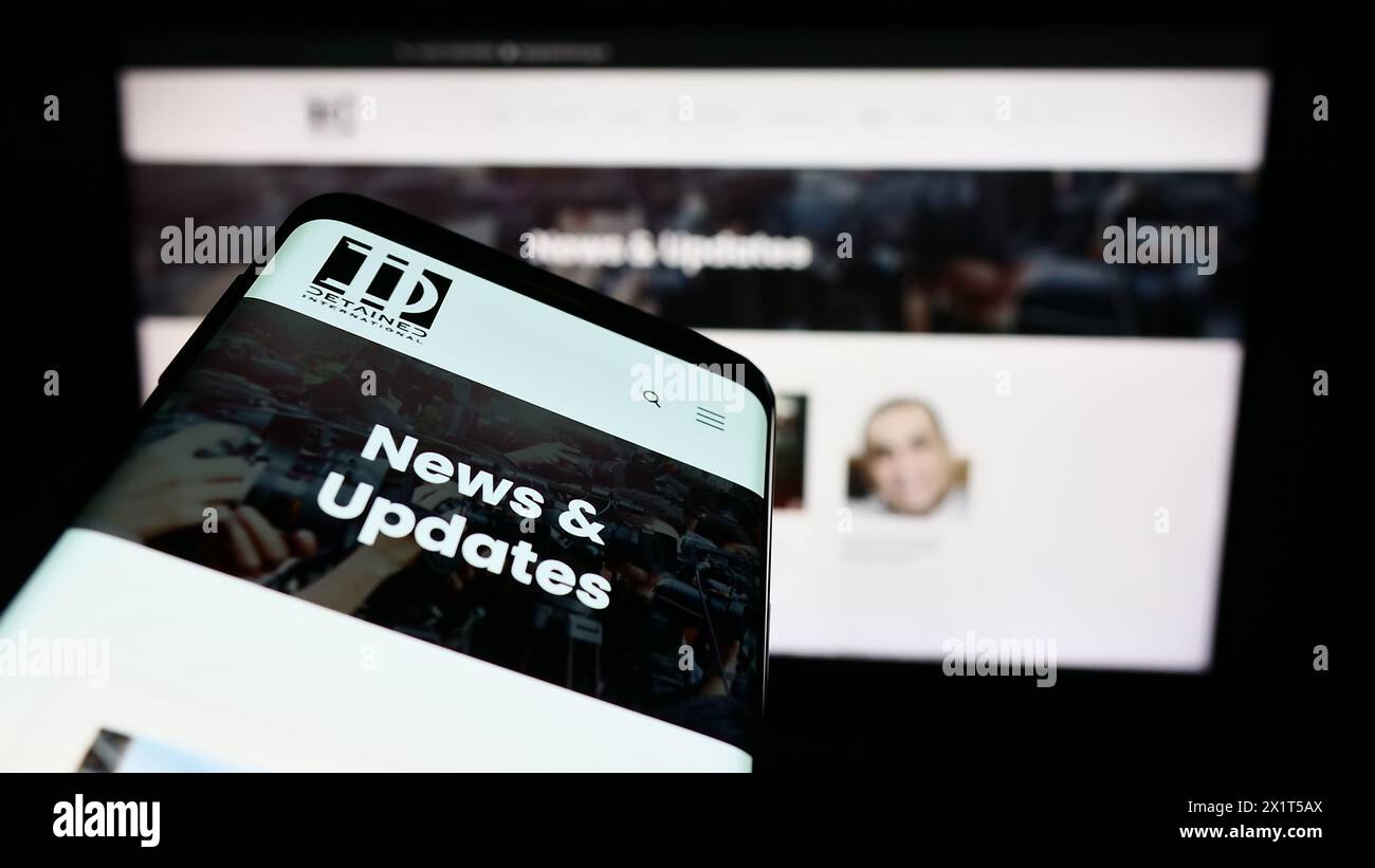 Smartphone mit Webseite und Logo der Rechtsanwaltskanzlei NGO inhaftiert International vor dem Monitor. Fokussieren Sie sich oben links auf der Telefonanzeige. Stockfoto