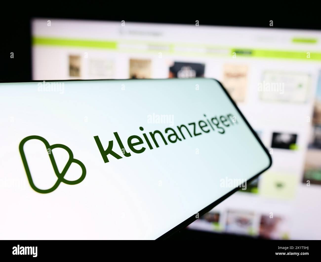 Mobiltelefon mit Logo der deutschen Kleinanzeigen-Plattform kleinanzeigen.de GmbH vor der Business-Website. Fokus auf der linken Seite des Telefondisplays. Stockfoto