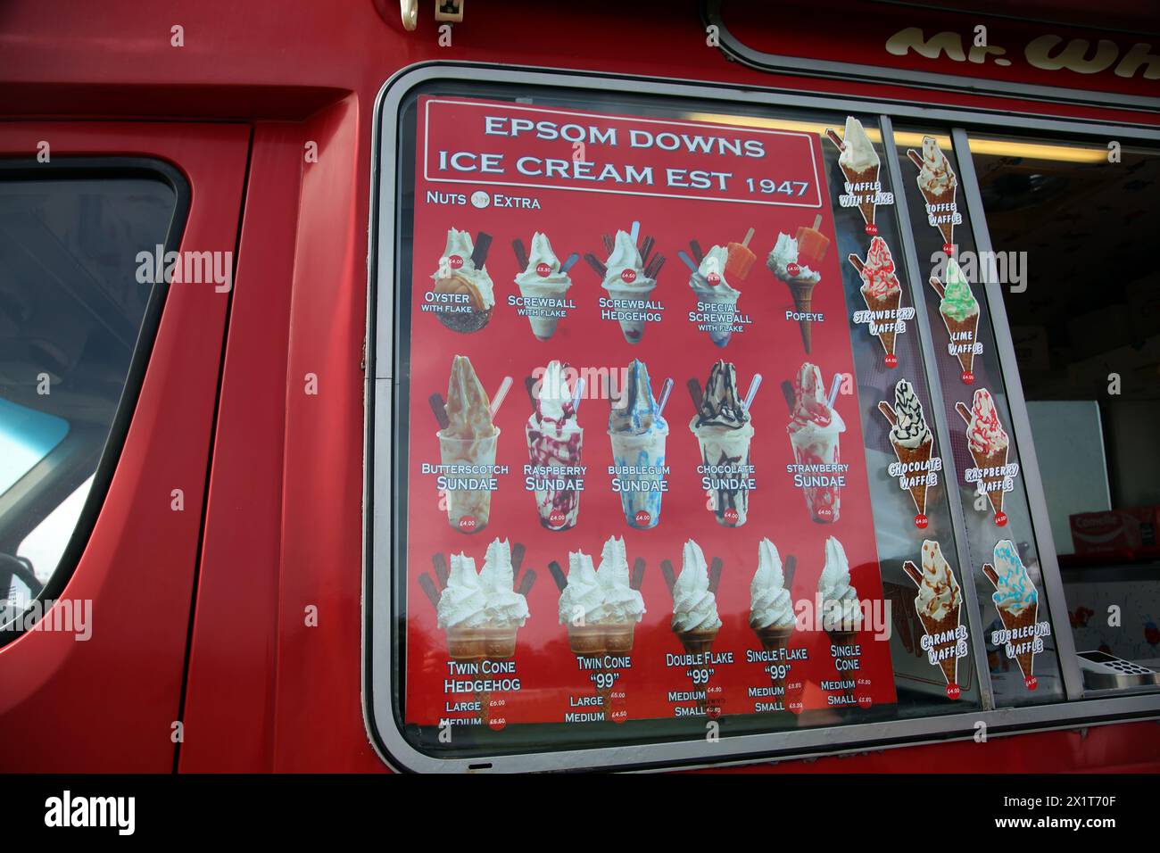 Mr. Whippy Ice Cream Van mit einer Liste von Eissorten am Fenster in Epsom Downs Surrey England Stockfoto