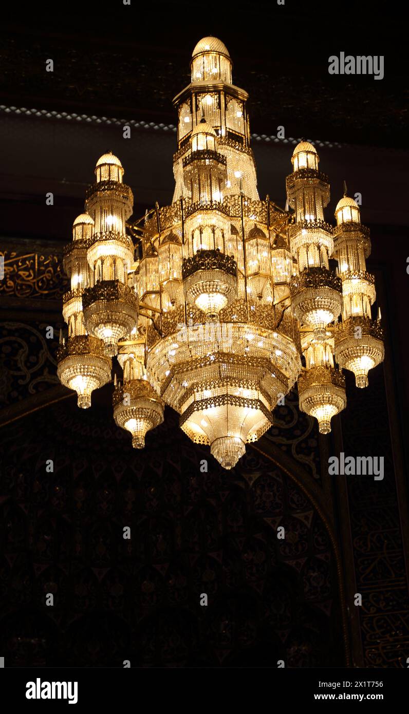 Sultan Qaboos Grand Mosque Interior zeigt einen der kleineren Kronleuchter mit Swarovski-Kristallen, die über der Hauptgebetshalle (Musalla) Musca hängen Stockfoto