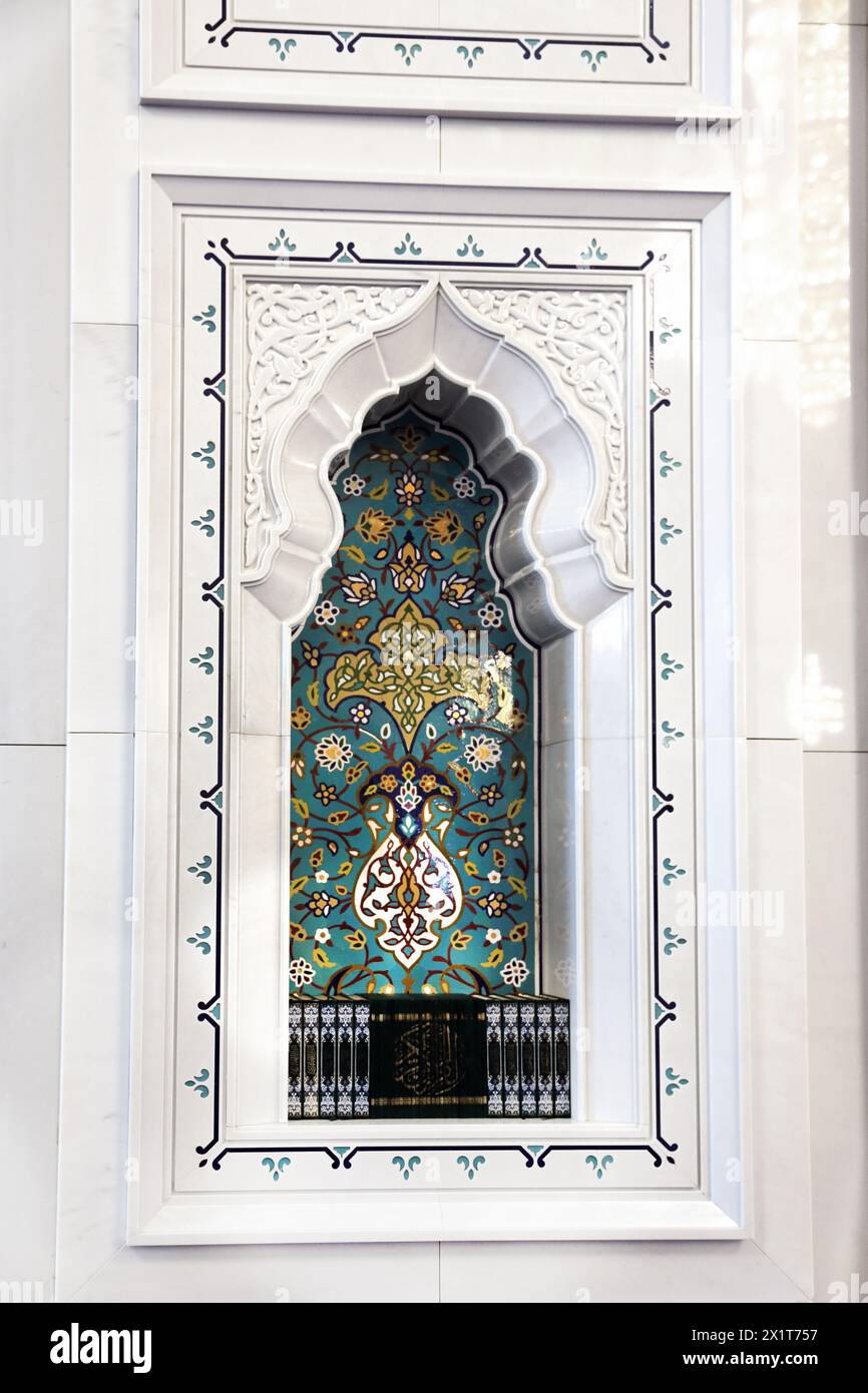 Sultan Qaboos Grand Moschque Interior Koran auf Bücherregal Muscat Oman Stockfoto