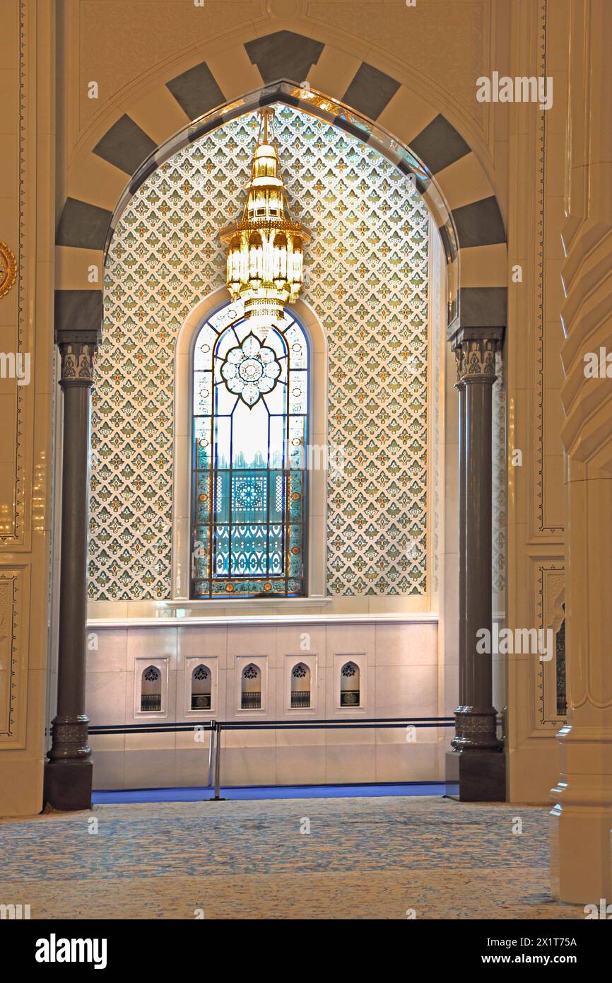 Sultan Qaboos Grand Mosque Arch und Buntglasfenster Maskat Oman Stockfoto