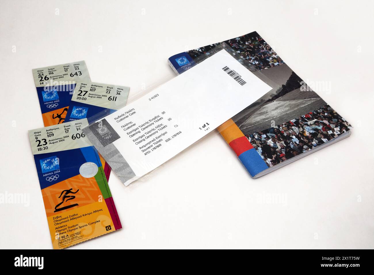 Tickets und offizieller Zuschauerführer des Stadions für die Olympischen Sommerspiele 2004 in Athen Stockfoto