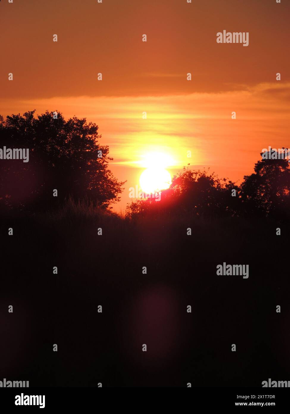 Brennender Himmel am Dorfhimmel Stockfoto