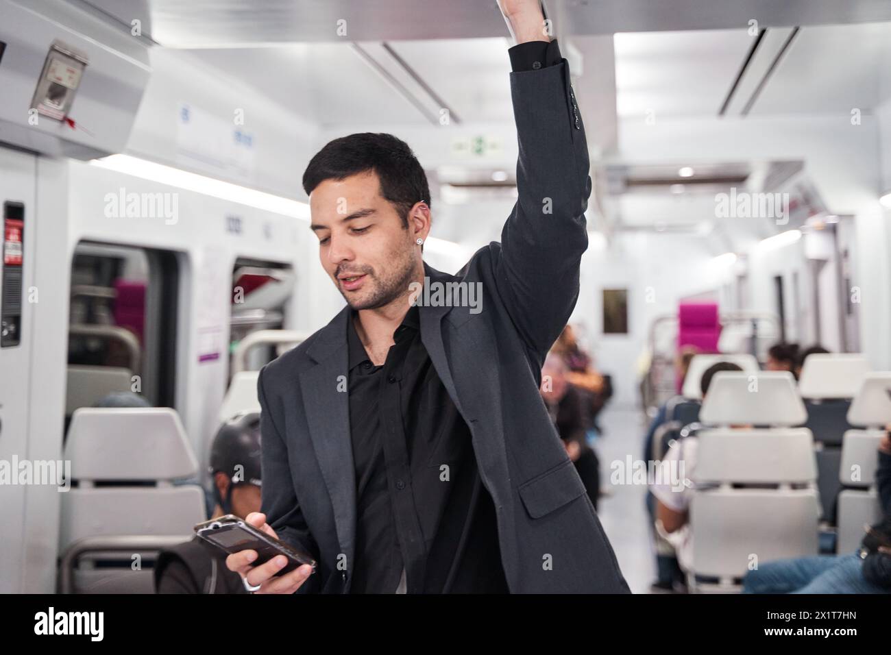 Mann, der mit seinem Smartphone im Untergrund unterwegs ist Stockfoto