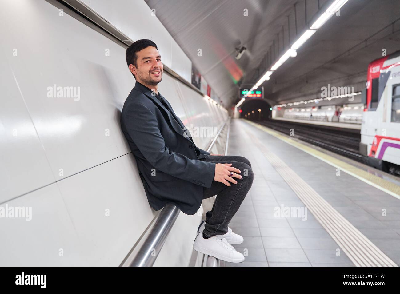 Mann, der auf der Station sitzt und auf die Metro wartet Stockfoto