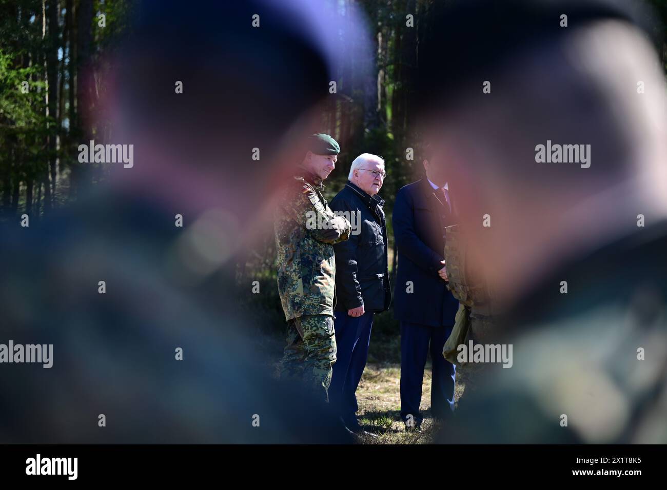 Münster, Deutschland. April 2024. Bundespräsident Frank-Walter Steinmeier besucht die Nationalen Wächterübung an der Panzertrainingsschule auf dem Militärübungsplatz Münster. Auf der linken Seite Brigadegeneral Björn F. Schulz, Kommandeur der Armored Forces School. Quelle: Philipp Schulze/dpa/Alamy Live News Stockfoto