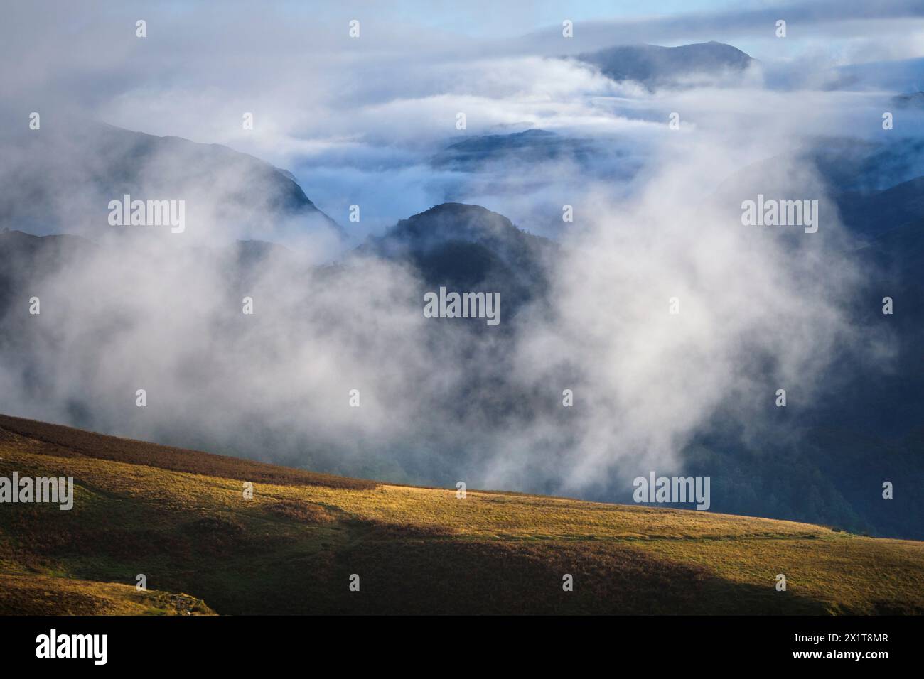 Niedrige Wolken, die über die Fjäune des Sees heranRollen. Stockfoto