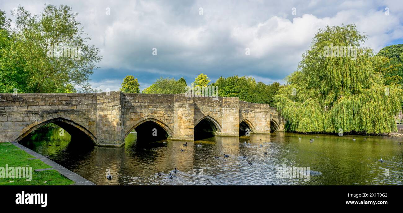 Die mittelalterliche Steinbrücke über den Fluss Wye in Bakewell. Stockfoto