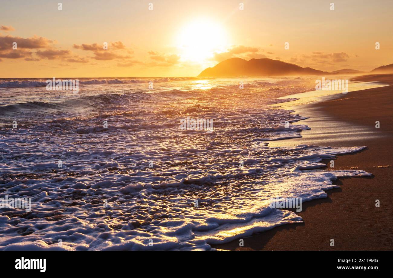 Sonnenuntergang am Meer für natürlichen Hintergrund Stockfoto