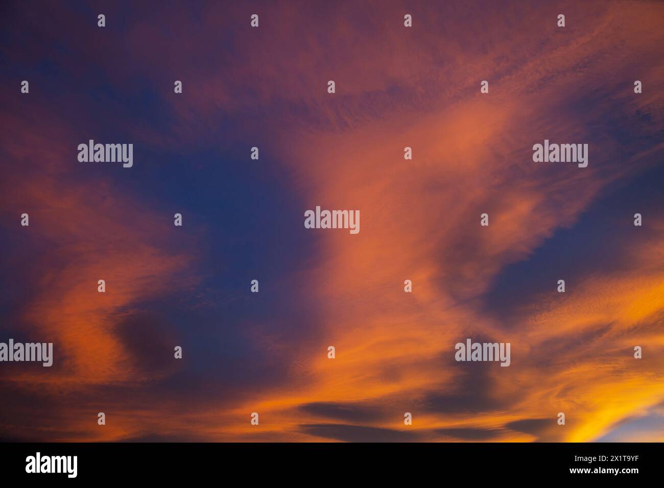 Ungewöhnliche Sturm Wolken bei Sonnenuntergang. Geeignet für Hintergrund. Stockfoto