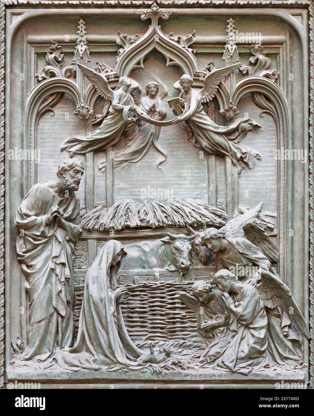 MAILAND, ITALIEN - 16. SEPTEMBER 2024: Das Detail aus dem bronzenen Haupttor der Kathedrale - Krippe - von Ludovico Pogliaghi (1906). Stockfoto