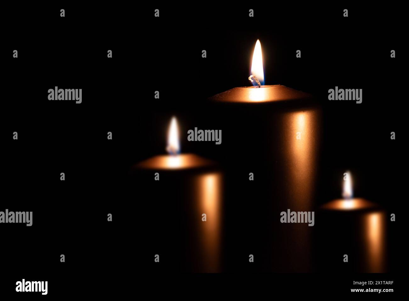 Beerdigungssymbol mit brennender Kerze in der Dunkelheit. Kopierbereich. Stockfoto