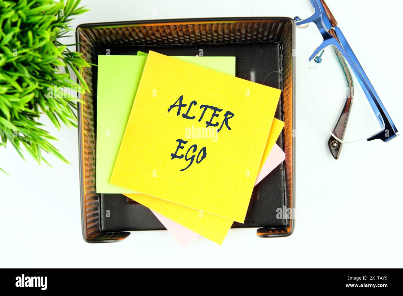 Text Alter Ego wird aus dem Lateinischen als zweites selbst übersetzt. Eine echte oder erfundene alternative Persönlichkeit einer Person. Geschrieben auf einem gelben Aufkleber Stockfoto