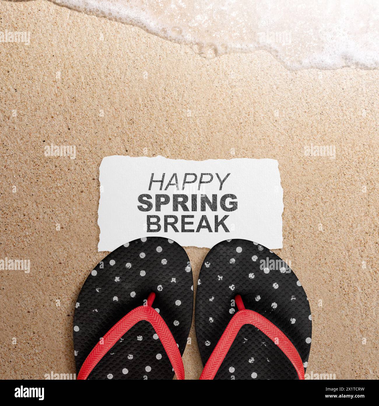 Slipper und Papier mit Frühlingsferien-Text am Sandstrand. Spring Break-Konzept Stockfoto
