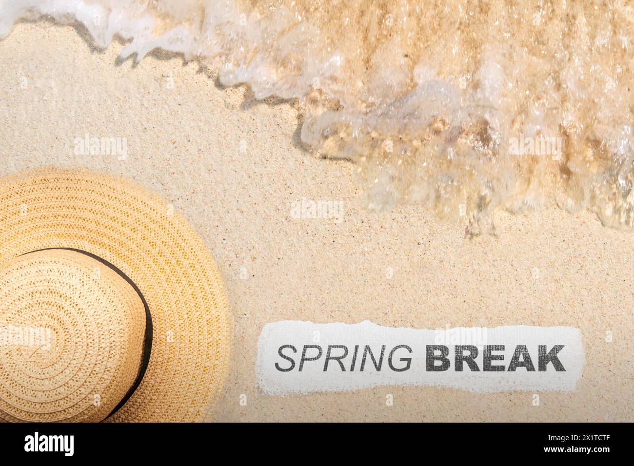Strandhut und Papier mit Frühlingsferien-Text am Sandstrand. Spring Break-Konzept Stockfoto