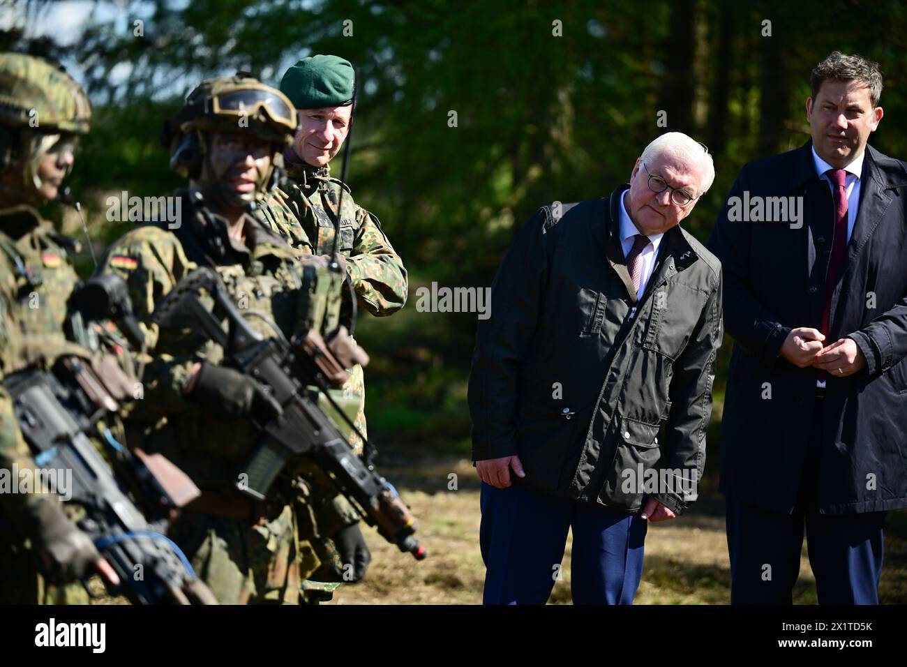 Münster, Deutschland. April 2024. Bundespräsident Frank-Walter Steinmeier (2. V. R.) besucht gemeinsam mit SPD-Vorsitzenden Lars Klingbeil (rechts) die Übung des Nationalwächters an der Panzerschule auf dem Militärübungsplatz Münster. In der Mitte steht Brigadegeneral Björn F. Schulz, Kommandeur der Panzertruppenschule. Quelle: Philipp Schulze/dpa/Alamy Live News Stockfoto