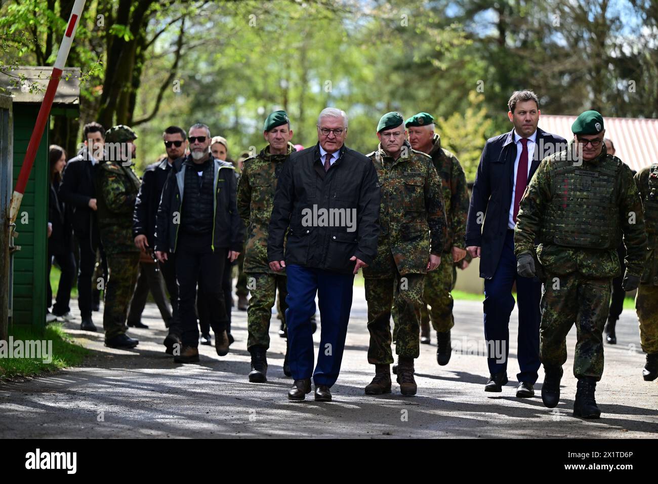 Münster, Deutschland. April 2024. Bundespräsident Frank-Walter Steinmeier (M) besucht gemeinsam mit SPD-Vorsitzenden Lars Klingbeil (r) die Übung des Nationalwächtertrainings an der Panzerschule auf dem Militärübungsgelände Münster. Links von Steinmeier befindet sich Brigadegeneral Björn F. Schulz, Kommandeur der Panzertruppenschule. Zu seiner Rechten steht Generalleutnant André Bodemann, Kommandeur des Territorialkommandos der Bundeswehr. Quelle: Philipp Schulze/dpa/Alamy Live News Stockfoto